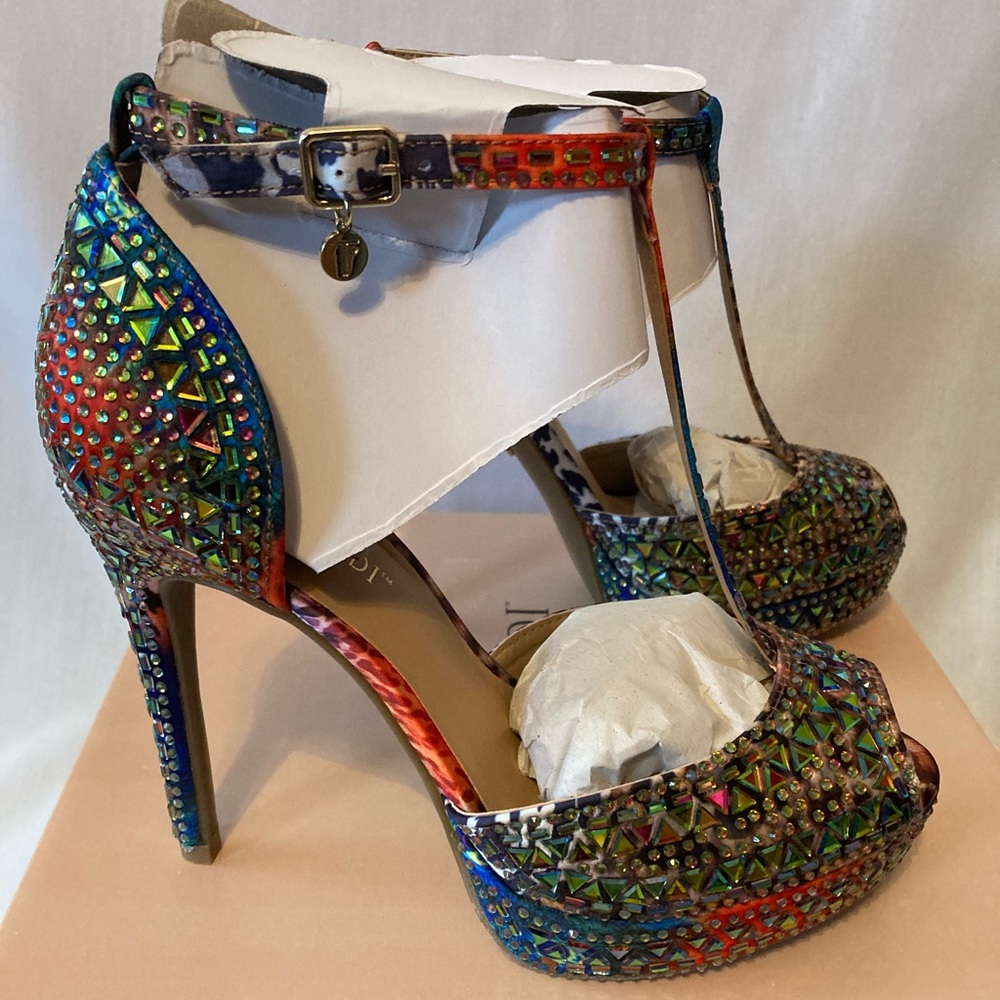 NWOT Thalia Sodi Size 7W T-Strap Platform Pumps